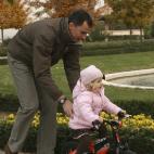 Se pueden ver los jardines de palacio en esta instantánea de don Felipe y la infanta Leonor en 2007.