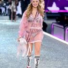 5c8aaacd250000bd05818438