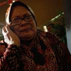 Una familiar de pasajeros del avión accidentado espera noticias en Kuala Lumpur