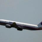 El avión de Malaysia Airlines siniestrado, tras despegar del aeropuerto de Schiphol (Ámsterdam) este jueves