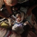 Un niño recibe atención médica tras el terremoto de Haití en enero de 2010.