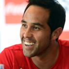 En sus inicios, Claudio Andrés Bravo Muñoz no era portero sino delantero, y luego defensa. Lo llamaban "Monín" por ser ágil como un mono y muy moreno. El jugador se ha destacado por su solidaridad: ha regalado dos veces sus guantes a niños,...