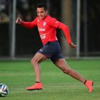 Alejandro "Alexis" Sánchez Sanchez nació en Tocopilla, un lugar apodado 'El rincón del diablo' donde todo el mundo se dedica a la minería y la pesca. Su padre los abandonó y Alex tuvo que alternar el colegio y trabajos diversos. Tuvo un hij...