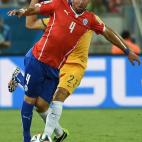 Mauricio Aníbal Isla Isla no conoció a su padre hasta la edad adulta por decisión de su madre, cuyo apellido lleva. Nació tras un embarazo muy complicado y con muchos problemas respiratorios y fue hospitalizado durante meses. También provo...