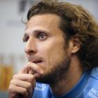Diego Forlán Corazzo empezó como tenista aunque tanto su padre como su abuelo materno fueron futbolistas. Pero se decantó por el fútbol a los 12 años después de que su hermana sufriera un accidente de coche que mató a su novio y la dejó ...