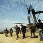 Un albanés lleva a un niño a un helicóptero de los marines de Estados Unidos en Golame en 1997.