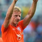 Dirk Kuyt habría seguido la senda de sus padres pescadores si no se hubiera cruzado el fútbol en su camino. Pero le costó, porque nadie apostó por él hasta los 25 años. Y entonces, cuando consiguió despuntar, su mujer insistió en seguir ...