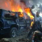 Un hombre pide ayuda tras un atentado en Beirut en febrero de 2005