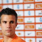 Los padres de Robin Van Persie son artistas (ella, pintora; él, escultor). En 2005 pasó dos semanas en la cárcel tras ser acusado de haber violado a una bailarina de striptease. Las acusaciones fueron desestimadas y Van Persie salió sin car...