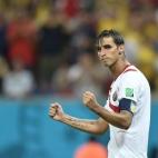 A Bryan Jafet Ruiz González, lo apodan “La Comadreja” por sus regates escurridizos y su carácter imprevisible dentro del campo. Su padre lo abandonó cuando era niño y creció en la pobreza.