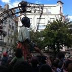Los enormes personajes son movidos por pequeños liliputienses de la compañía callejera Royal de Luxe, que son también sus constructores.