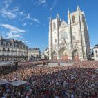 Una multitud asiste mientras la abuela gigante se va a dormir frente a la catedral de la ciudad.