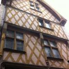 Si las aglomeraciones que siguen a los gigantes te agobian, puedes buscar las dos o tres calles que aún albergan edificios de madera de la época medieval.