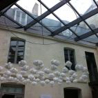 Para un escape rápido, siempre hay algún callejón que atraviesa los bajos de un edificio y que conecta con la calle paralela. Una vía rápida de escape que puede albergar sorpresas, como las que ofrece la Iglesia de Santa Cruz, cuya diócesi...