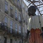 Los dos o tres personajes de Royal de Luxe siempre se encuentran en algún momento, "duermen" en las plazas, y conducen, hablan y hasta beben.