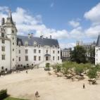 El Castillo de los Duques de Bretaña data del siglo XV y alberga el museo de la ciudad. El foso exerior contiene agua y un paseo de césped y bancos donde se puede disfrutar de música jazz en verano y también de cine al aire libre por un prec...