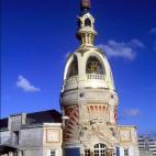 La antigua fábrica de la marca de galletas y dulces Lu, con su torre art nouveau, es actualmente un centro cultural que celebra obras de teatro, conciertos, exposiciones y danza.
