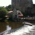 Hay varios sitios donde alojarse en Clisson, pero el que tiene mejores vistas es sin duda el Best Western Villa Saint Antoine: el río transcurre bajo su estructura y puede oírse desde todas las estancias. La presa que lo corta se construyó en...