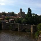 El hotel también tiene magníficas vistas en la terraza del restaurante, como esta, con el puente del siglo XV y la Iglesia de Notre Dame de fondo. Frente a esta vista, podrás tomarte una copa, darte un baño en la piscina climatizada y cenar...