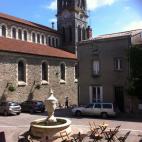 Este rincón de Clisson ofrece una buena vista de la iglesia de Notre Dame, que data de 1888. Copia a la iglesia romana de San Giovanni en todo excepto en la fachada, que no es de mármol. El campanario imita el estilo de la Toscana italiana, qu...