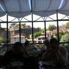 Este restaurante tiene platos muy exóticos, pero para probar algo auténticamente francés lo bueno es pedir pato: ya sea como primero, en una bandejita con foie gras cocinado de cinco maneras diferentes (incluso a la crema catalana), o como se...