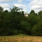 En lo alto de una colina levantó un templo donde se expusieron las obras de uno de sus grandes amigos, un embajador coleccionista de arte. El edificio clásico también albergó una escuela de música. Actualmente es un museo local y todas las ...