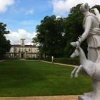 Las construcciones del parque se hicieron con ladrillos finos que se mezclan bien con la vegetación, baratos pero muy estéticos y típicos de la Toscana. Dentro de todos los edificios se realizan exposiciones de arte contemporáneo gratuitas.