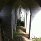 El viaducto de Clisson se levantó en 1841 para facilitar el paso de los turistas llegados al pueblo tras la renovación que llevó a cabo Lemot. Por debajo parece una catedral gótica.