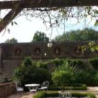 El patio trasero del Château alberga una pérgola, un jardín de rosas salpicado de mesitas y una galería de bustos de hombres ilustres.