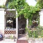 El Château tiene cuatro habitaciones rústicas para huéspedes con bañeras antiguas y duchas de pizarra. Este es uno de los rincones donde disfrutar el desayuno.