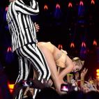 NEW YORK, NY - AUGUST 25: Robin Thicke and Miley Cyrus perform during the 2013 MTV Video Music Awards at the Barclays Center on August 25, 2013 in the Brooklyn borough of New York City. (Photo by Kevin Mazur/WireImage for MTV)