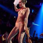 NEW YORK, NY - AUGUST 25: Miley Cyrus performs during the 2013 MTV Video Music Awards at the Barclays Center on August 25, 2013 in the Brooklyn borough of New York City. (Photo by Kevin Mazur/WireImage for MTV)