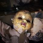 "Ahí guardamos lo valioso", comenta Perales señalando la puerta cerrada al final del camerino. Dentro hay muñecos tétricos, bebés enfermos, máscaras.