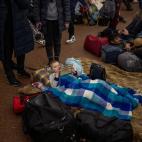 Unas personas descansan en una estaci&oacute;n de metro de Kiev, el jueves 24 de febrero de 2022. (AP Foto/Emilio Morenatti)