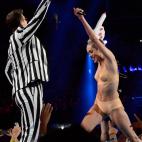 NEW YORK, NY - AUGUST 25: Robin Thicke and Miley Cyrus perform during the 2013 MTV Video Music Awards at the Barclays Center on August 25, 2013 in the Brooklyn borough of New York City. (Photo by Kevin Mazur/WireImage for MTV)