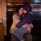 Una mujer con su hija sentadas en un s&oacute;tano usado como refugio antibombas. (AP Photo/Emilio Morenatti)