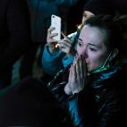 Una mujer espera en una estaci&oacute;n a que lleguen sus familiares desde Kiev. (Photo by Attila Husejnow/SOPA Images/LightRocket via Getty Images)