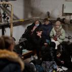 Ciudadanos en un s&oacute;tano para protegerse mientras suenan las sirenas que anuncian nuevos ataques en Kiev. (AP Photo/Emilio Morenatti)