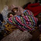 Varias personas descansan el jueves 24 de febrero de 2022 en una estaci&oacute;n del metro de Kiev, utilizada como refugio antibombas. (AP Foto/Emilio Morenatti)