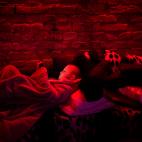 Svyatoslav, 6, juega con su tablet en un s&oacute;tano p&uacute;blico usado como refugio antibombas. (AP Photo/Emilio Morenatti)