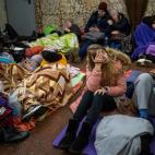 Ciudadanos descansan en el metro de Kiev, usado como refugio antibombas. (AP Photo/Emilio Morenatti)