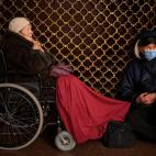 Vladimir, 70, y su mujer Tamara, 80, en el metro de Kiev, usado como refugio antibombas (AP Photo/Emilio Morenatti)