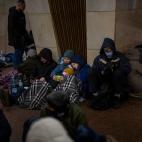 Ciudadanos descansan en el metro de Kiev, usado como refugio antibombas. (AP Photo/Emilio Morenatti)
