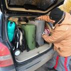 Un hombre despu&eacute;s de llegar a Hungr&iacute;a desde Ucrania. (Photo by ATTILA KISBENEDEK / AFP) (Photo by ATTILA KISBENEDEK/AFP via Getty Images)