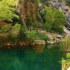 Escondida entre las montañas de la Serra de Pàndols y la Serra de Cavalls, la temperatura de esta piscina natural alcanza los 28 grados. Sus aguas, que ya fueron centro termal de peregrinaje a mediados del siglo XIX, son famosas por contener s...