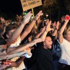 Manifestantes contra el turismo de borrachera.