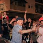 Manifestantes contra el turismo de borrachera.