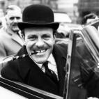 No, no y no. Es más probable ver a Colin Firth y Hugh Grant peleándose en la calle que ver a un hombre con bombín saliendo de una cabina roja y metiéndose en un taxi negro. Sobre todo si el rodaje de El diario de Bridget Jones 3 ya ha empezado.