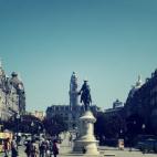 No muy lejos de aquí se encuentra la avenida dos Aliados, una arteria que corta el antiguo casco histórico de la ciudad coronada por el magnífico edificio del Ayuntamiento.
