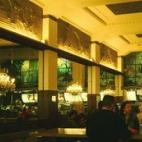 Es en esta calle donde además encontramos el que, con un elegante estilo art decó, es llamado el McDonald's más bonito del mundo. Sí, McDonald's...